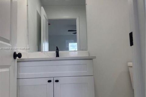 Propiedad comercial en venta en Lehigh Acres, Florida № 1955765 - foto 10