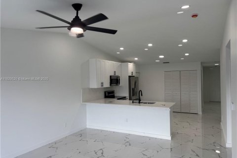 Propiedad comercial en venta en Lehigh Acres, Florida № 1955765 - foto 16