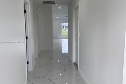 Propiedad comercial en venta en Lehigh Acres, Florida № 1955765 - foto 4