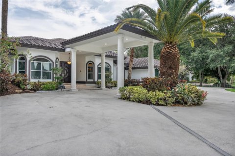 House in Southwest Ranches, Florida 5 bedrooms, 388.05 sq.m. № 1468520 - photo 3