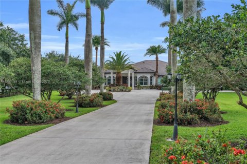 House in Southwest Ranches, Florida 5 bedrooms, 388.05 sq.m. № 1468520 - photo 4