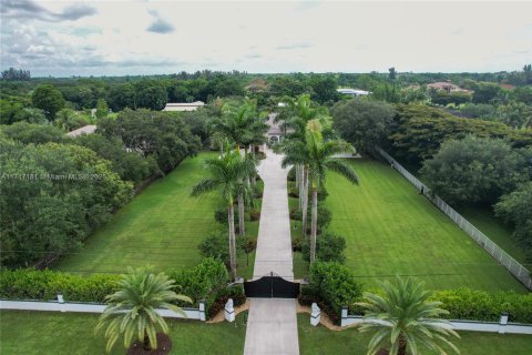 House in Southwest Ranches, Florida 5 bedrooms, 388.05 sq.m. № 1468520 - photo 2