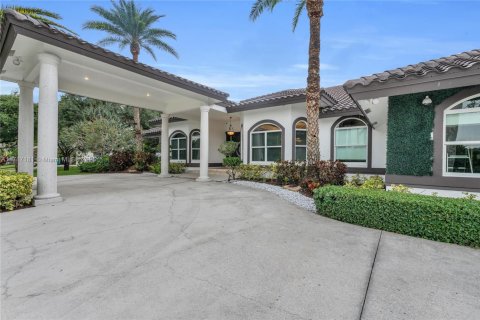 House in Southwest Ranches, Florida 5 bedrooms, 388.05 sq.m. № 1468520 - photo 14