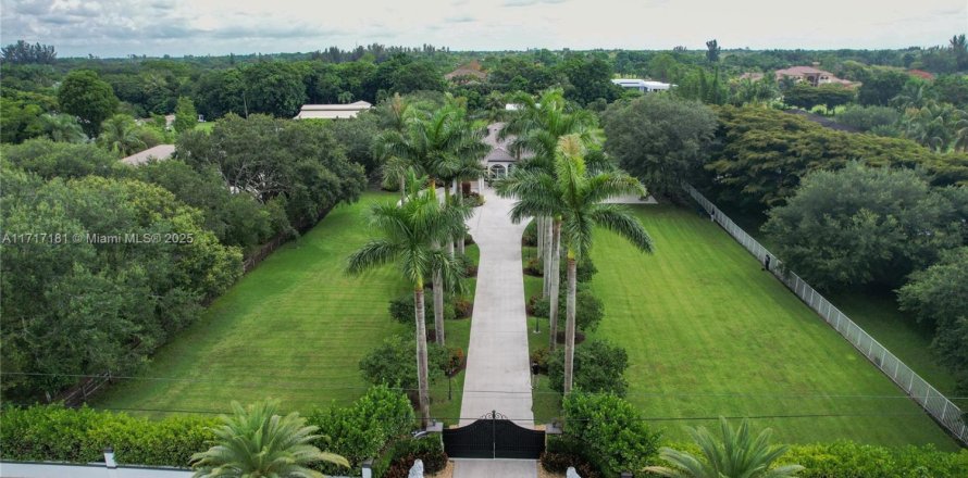 House in Southwest Ranches, Florida 5 bedrooms, 388.05 sq.m. № 1468520