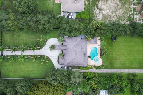 House in Southwest Ranches, Florida 5 bedrooms, 388.05 sq.m. № 1468520 - photo 5