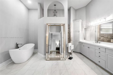 Casa en venta en Coral Springs, Florida, 4 dormitorios, 333.7 m2 № 1925078 - foto 26