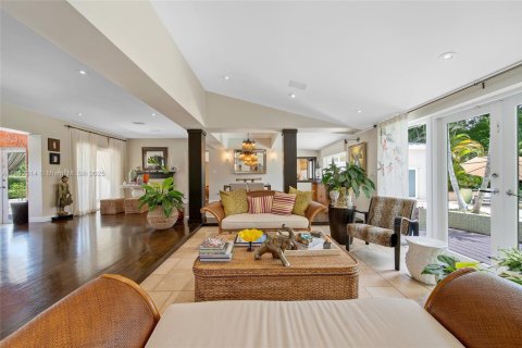 House in Miami, Florida 5 bedrooms, 402.08 sq.m. № 1940048 - photo 11