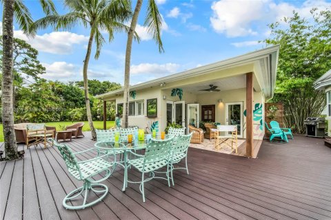 House in Miami, Florida 5 bedrooms, 402.08 sq.m. № 1940048 - photo 26
