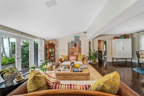 House in Miami, Florida 5 bedrooms, 402.08 sq.m. № 1940048 - photo 8