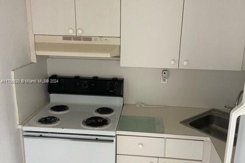 Condo in Hialeah, Florida, 1 bedroom  № 1859907 - photo 5
