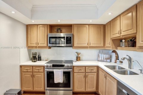 Condo in Pompano Beach, Florida, 3 bedrooms № 2278518 - photo 6