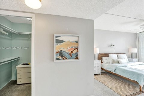 Condo in Pompano Beach, Florida, 3 bedrooms № 2278518 - photo 29