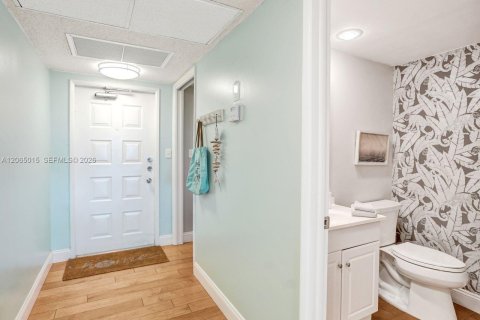 Condo in Pompano Beach, Florida, 3 bedrooms № 2278518 - photo 8