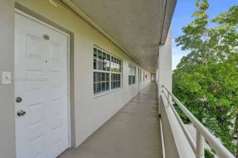 Condo in Pompano Beach, Florida, 3 bedrooms № 2278518 - photo 2
