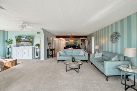 Condo in Pompano Beach, Florida, 3 bedrooms № 2278518 - photo 22