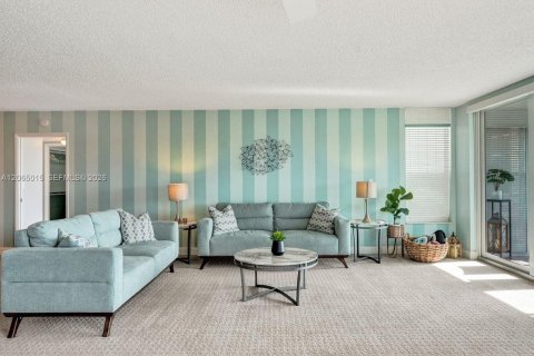 Condo in Pompano Beach, Florida, 3 bedrooms № 2278518 - photo 21