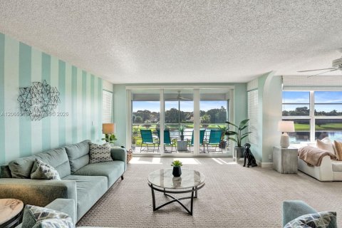 Condo in Pompano Beach, Florida, 3 bedrooms № 2278518 - photo 18