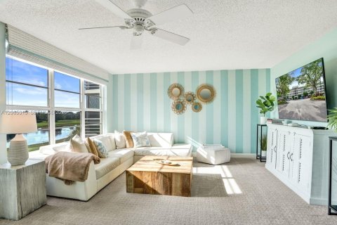 Condo in Pompano Beach, Florida, 3 bedrooms № 2278518 - photo 19