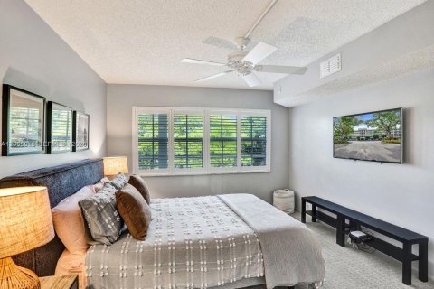 Condo in Pompano Beach, Florida, 3 bedrooms № 2278518 - photo 27