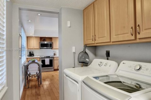 Condo in Pompano Beach, Florida, 3 bedrooms № 2278518 - photo 4