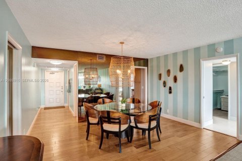 Condo in Pompano Beach, Florida, 3 bedrooms № 2278518 - photo 13