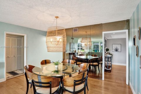 Condo in Pompano Beach, Florida, 3 bedrooms № 2278518 - photo 12