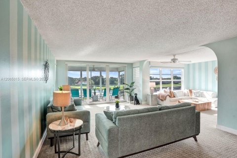 Condo in Pompano Beach, Florida, 3 bedrooms № 2278518 - photo 16