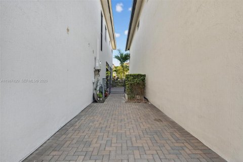 Villa ou maison à vendre à Doral, Floride: 4 chambres, 203.55 m2 № 2048929 - photo 30