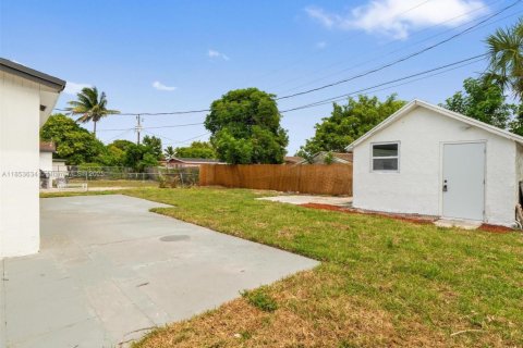 House in Pompano Beach, Florida 4 bedrooms, 99.41 sq.m. № 1871570 - photo 4
