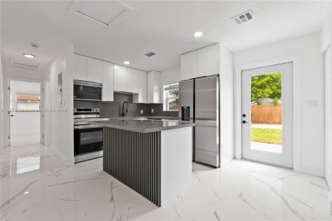 House in Pompano Beach, Florida 4 bedrooms, 99.41 sq.m. № 1871570 - photo 7