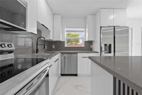 House in Pompano Beach, Florida 4 bedrooms, 99.41 sq.m. № 1871570 - photo 8