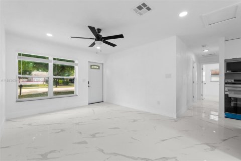 House in Pompano Beach, Florida 4 bedrooms, 99.41 sq.m. № 1871570 - photo 10
