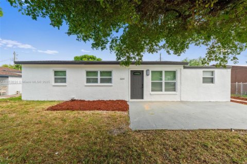 House in Pompano Beach, Florida 4 bedrooms, 99.41 sq.m. № 1871570 - photo 2