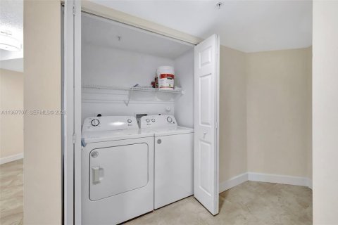 Condo in Fort Lauderdale, Florida, 2 bedrooms  № 2030459 - photo 19