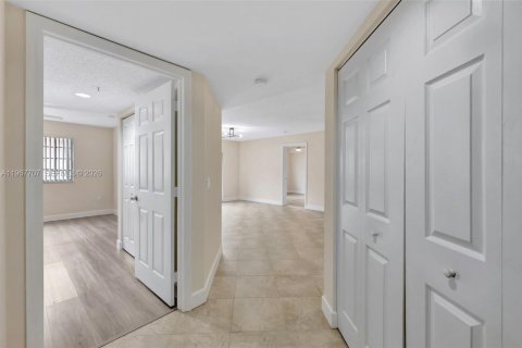 Condo in Fort Lauderdale, Florida, 2 bedrooms  № 2030459 - photo 17
