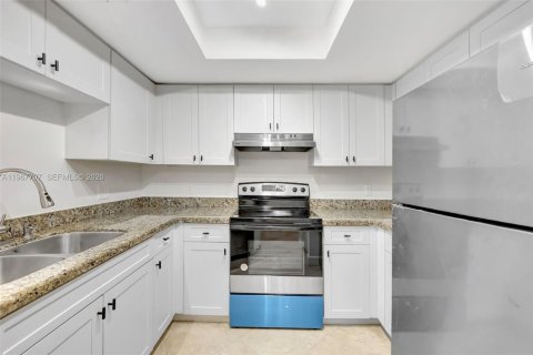 Condo in Fort Lauderdale, Florida, 2 bedrooms  № 2030459 - photo 4