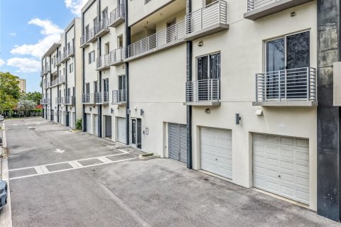 Townhouse in Fort Lauderdale, Florida 2 bedrooms, 180.04 sq.m. № 1712444 - photo 1