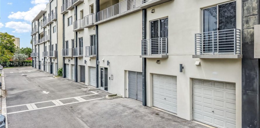 Townhouse in Fort Lauderdale, Florida 2 bedrooms, 180.04 sq.m. № 1712444