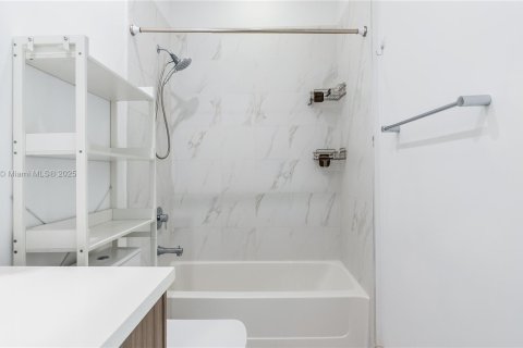 Townhouse in Fort Lauderdale, Florida 2 bedrooms, 180.04 sq.m. № 1712444 - photo 15