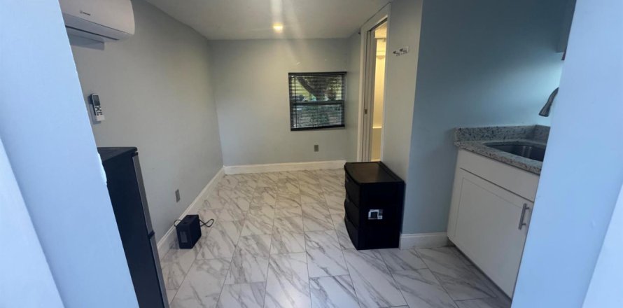 Commercial property in Riviera Beach, Florida 1 bedroom, 18.58 sq.m. № 2084151