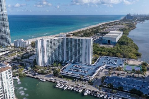 Condo in Sunny Isles Beach, Florida, 2 bedrooms № 2030944 - photo 6