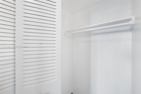 Condo in Sunny Isles Beach, Florida, 2 bedrooms № 2030944 - photo 22