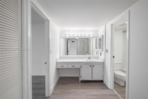 Condo in Sunny Isles Beach, Florida, 2 bedrooms № 2030944 - photo 25