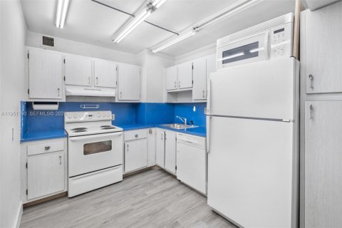 Condo in Sunny Isles Beach, Florida, 2 bedrooms № 2030944 - photo 13