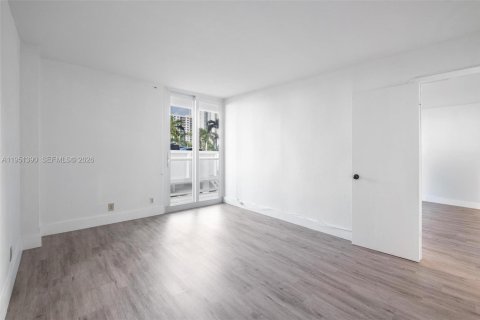 Condo in Sunny Isles Beach, Florida, 2 bedrooms № 2030944 - photo 15