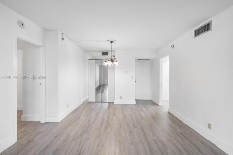 Condo in Sunny Isles Beach, Florida, 2 bedrooms № 2030944 - photo 11