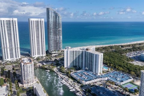 Condo in Sunny Isles Beach, Florida, 2 bedrooms № 2030944 - photo 30