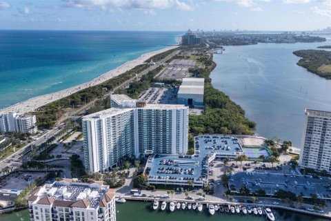 Condo in Sunny Isles Beach, Florida, 2 bedrooms № 2030944 - photo 7