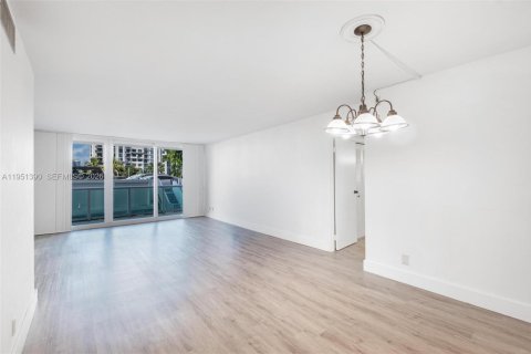 Condo in Sunny Isles Beach, Florida, 2 bedrooms № 2030944 - photo 2