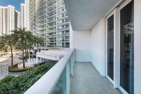 Condo in Sunny Isles Beach, Florida, 2 bedrooms № 2030944 - photo 18